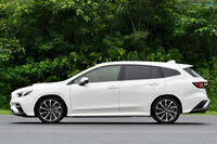 サイドビューでは、リアへ向けて上がっていくベルトラインや、張り出しが強調された前後フェンダーが特徴。初代以上にスポーティーで抑揚のあるデザインとなった。