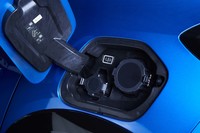 日本国内で多いCHAdeMO方式の急速充電にも対応。約50分で80％のチャージが可能となる。