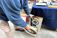 同じ出店者によるパズル。組み立てると自動車が完成する。