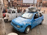 「フォルクスワーゲン・ポロ」。サイドには「朝食時にシミをつける」という意味深な文字が。