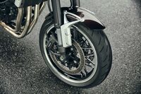 「Z900RS」は前後ともに17インチのラジアルタイヤを装着。モダンなハンドリングを実現しているが、同時に往年のマシンを思わせる“落ち着き”も併せ持っている。（写真＝三浦孝明）