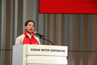 ニスモの片桐隆夫CEOは、会場に集まった多くのファンの前で「新開発マシンでGT500クラスのチャンピオンを奪還する」と宣言した。