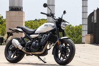 ロイヤルエンフィールドが新型バイク「ゲリラ450」発表　スリムで軽快なネイキッドスポーツの画像