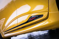 ベースとなったのは、「ルーテシアR.S.」の中でもサーキット走行に適した「トロフィー」。他のグレードより高出力なエンジンと、専用チューニングのサスペンションを備えている。