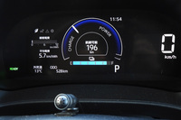 7インチのTFTマルチインフォメーションディスプレイには、（写真では写っていないが）バッテリーの温度計を表示することも可能。これは、バッテリー温度が充電速度やモーターの出力抑制制御などにかかわってくるためで、これも利用者の心的負担を減らすための配慮なのだ。