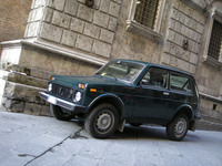 「ラーダ・ニーヴァ」。2005年にシエナ旧市街で。