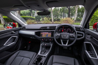 オクタゴン（八角形）をデザインモチーフとしたという「Q3」のインテリア。インストゥルメントパネルの形状や基本装備は「Q3スポーツバック」と共通となる。