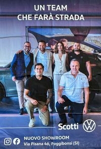 スタッフの集合写真も。「farà strada」は「頭角を現す」を意味する。クルマが走る道＝ストラーダと掛けている。