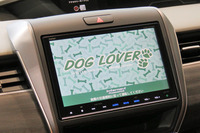 専用のナビゲーションシステムには、「DOG LOVER」専用の起動画面が設定されている。