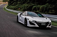 サーキットを走る「NSX」。そのシャシーは日本での基本設計を経て、アメリカ国内で仕上げられた。