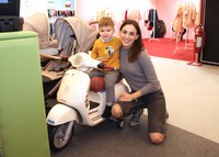以下3点の写真はプレイフル・リビングにて。ベスパのオフィシャルライセンス商品に乗っていたのは、他のブースからやってきたニコラス君（2歳）と母親。