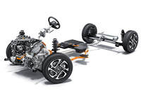 ハイブリッド車のパワートレインは基本的に「アクア」「ヤリス」などと共通。バッテリーには、アクアで実用化されたバイポーラ式ではなくスタンダードなニッケル水素電池を採用。4WD車のリアモーターは、他のモデルよりややパワー／トルクが低いものとなっている。