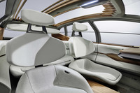 基本は2人乗りとなる「AI:ME」。ベンチシートの追加搭載や荷室のアレンジも多彩に用意されており、インテリアでは家庭で慣れ親しんだ素材が使用されている。アウディではこのクルマを家庭と職場に続く、第3の生活の場として位置付けている。