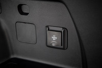 新型「アウトランダー」には100VのAC電源（1500W）が備わっており、クルマのバッテリーで消費電力の大きな電化製品を動かすことができる。