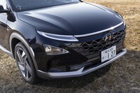 鋭い眼光を放つ部分がポジションランプ、その下のユニットがヘッドランプという構造は最新のシトロエンや三菱と同様。