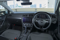 インテリアにはフォルクスワーゲンの電動化車両共通のアクセントとして随所にブルーが施されるが、全体の印象は現行型の「ゴルフ」そのまま。