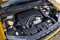 パワーユニットは1.2リッターガソリンターボエンジンを軸とした電動4WD。状況に応じて、前後駆動力配分は100：0～50：50の間で可変する。