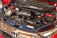 1.5リッター直4ターボエンジン（写真）は、高回転域まで伸びやかな「シビック」を超えるパワーフィールが持ち味とされている。