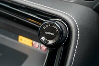 ステアリングホイールから手を伸ばしやすい位置にレイアウトされたドライブモードセレクター。“バージョンL”の場合、モードは「エコ」「ノーマル」「スポーツ」の3種類。