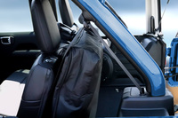 リアクオーターウィンドウはパネルごと脱着でき、専用バッグに入れてリアシートの背もたれ後方に収納できるようになっている。