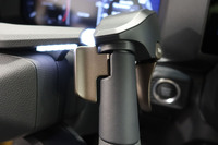 アクセル操作のためのパドルは、右手側のみに設けられている。運転時は右手親指で押し込むことにより加速。パドルには反力があるため、入力を緩めればクルマは減速する。