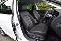 
	「ゴルフTDIハイライン マイスター」のスポーツシート。ランバーサポートやシートヒーターも備わる。
	