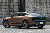 ラインナップの先陣を切って発売された「クロスオーバー」。エンジン横置きのプラットフォームを用いた、車名のとおりのクロスオーバーモデルである。ただし145mmの最低地上高からも分かるとおり、悪路を突き進むようなクルマとはなっていない。（写真：向後一宏）