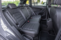 「レザーシートパッケージ」のシート表皮色は、「チタンブラック」のみの設定となる。後席左右の座面にはヒーター機能が、背もたれには60：40の分割可倒機構が備わる。