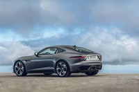 モデルライフ半ばのマイナーチェンジが実施された、ジャガーのピュアスポーツカー「Fタイプ」。国内での受注は2020年1月に始まった。写真は「ファーストエディション」と名付けられた発売記念の特別仕様車で、エクステリアがブラックのパーツ類でドレスアップされている。