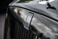 ダブルRバッジは通常とは逆の、ブラック地にシルバー文字とされる。