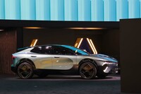 「ルノー・アンブレム コンセプト」は、後輪駆動用アーキテクチャー「AmpR」をもとに構築されたCセグメントのクロスオーバー。通常はEV走行、長距離では水素を用いて燃料電池で走行する、デュアルドライブシステムを採用。