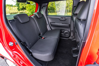 左右分割式のリアシートの形状や居住空間の印象は、従来型と同様。左右ドアのインナーパネルに、飲料用ボトルが入るようにデザインされたドアポケットが備わるほか、後席ドアの開閉履歴をもとに荷物の置き忘れや乗員の存在をメーター表示と音で知らせるなど、実用性や安全面にも配慮されている。