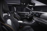 イエローのステッチが目を引く、スポーティーなデザインのナッパレザーシートが標準で装備される。