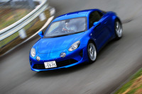 サスペンションは、コーナリング中のアライメント変化を抑えるべく、前後ともにダブルウイッシュボーン式が採用されている。