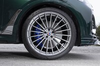 アルピナ史上最大サイズという23インチのタイヤ＆ホイール。タイヤはALP入りの「ピレリPゼロ」。