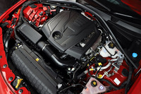 吸気側に電動油圧制御の動弁機構が採用された2リッター直4ガソリンターボエンジン。最高出力200PSと最大トルク330N・mを発生する。