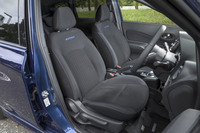 シートの表皮はスエード調のトリコット。ブルーのステッチで飾られる。