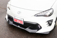 LED付きのフロントスポイラー。装着した場合、最低地上高はベースモデルより25mm低下し、全長は35mm長くなる。