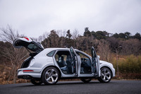 ボディーサイズは全長×全幅×全高＝5125×2010×1710mm、ホイールベースは2995mm。車重は2690kgで、純エンジン車の「ベンテイガV8」よりも220kg増となる。