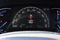 「ハイブリッドG」のオプティトロンメーター。中央のTFTカラーディスプレイには、燃費の情報や動力伝達の様子が表示される。