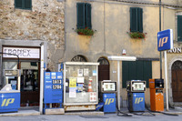 キウズディーノという村で。2019年8月に1.706ユーロ。筆者はこのような、ひなびたスタンドが好きである。