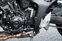 「SE」に標準で装備されるクイックシフター。シフトアップ／ダウンのそれぞれでON／OFFの設定が可能。ペダルの操作荷重も、ライダーの好みに合わせてシフトアップ／ダウンのそれぞれで3段階の調整が可能となっている。標準モデルにもアクセサリーで用意される。