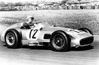 1955年にダイムラー・ベンツのF1チームに抜てきされたモスは、母国のイギリスGPで完璧な勝利を果たした。（Daimler）