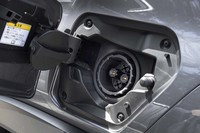 急速充電ポートは車両の左側面にレイアウトされる（反対側は普通充電用）。50kWのチャージャーを使った場合、50分で0％から75％まで充電できる。