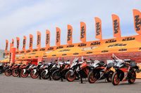 試乗会場にズラリと並べられたKTMの2018年モデル。50ccの競技用モトクロッサーから大排気量のツアラーモデルまで、KTMの商品ラインナップは豊富なバリエーションを誇る。