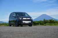 今回の試乗車は「ホンダ・フリード クロスター」。1.5リッター純ガソリンモデルのFF車、5人乗りのこのグレードの車両本体価格は281万2700円。