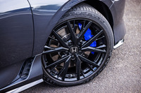 今回の試乗車は「ベルリナブラック」にペイントされた標準装備アイテムの「19インチノイズリデューシングホイール」に、235/40R19サイズの「コンチネンタル・プレミアムコンタクト6」タイヤをセット。ブルーのブレーキキャリパーはブレンボ製で、強力なストッピングパワーを発生させる。