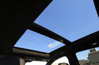 充実した装備も「XT5クロスオーバー」の魅力。写真のパノラマサンルーフやBOSEのアクティブノイズキャンセレーション機能は全車に、BOSEスタジオサラウンドサウンド14スピーカーシステムは「プラチナム」に標準で装備される。