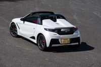 ソフトトップはサイドウィンドウ上部のロックを外して左右から巻き取る「ロールトップ」と呼ばれるタイプ。フロントフード下に収納スペースが用意されている。