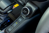 センターコンソールに備わる、悪路向けのアシスト機構の操作パネル。「ダウンヒルアシストコントロール／クロールコントロール」は下段の「DAC・CRAWL」のボタンを押すと作動。通常はドライブモードの選択に用いる上部のダイヤルで、設定速度を調整する。